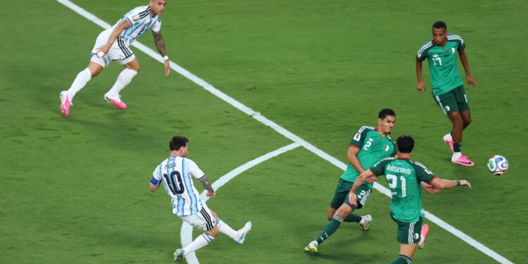 Lionel Messi scores first World Cup hat-trick vs. Algeria, ties goal record