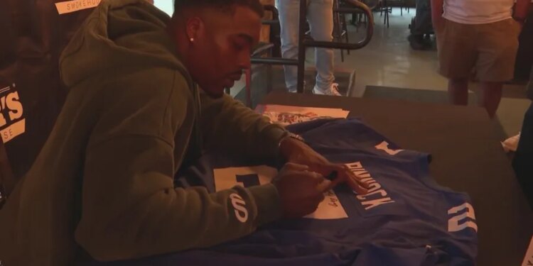 Giants safety Pinnock hosting football camp in hometown of Windsor