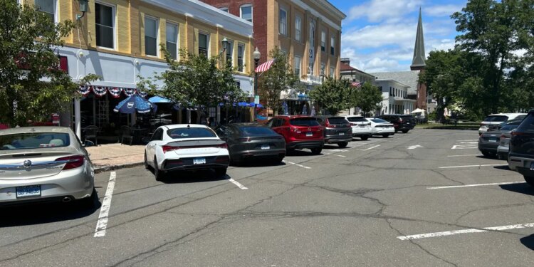Proposal to revive expanded outdoor dining in Wallingford meets opposition