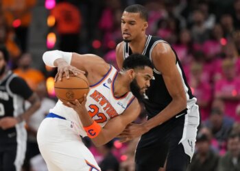 Knicks, UConn fans out in Cromwell for Game 1 of NBA Finals