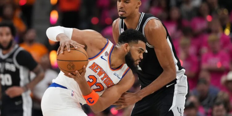 Knicks, UConn fans out in Cromwell for Game 1 of NBA Finals