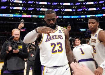 LeBron James to play another season, but not with the Lakers: Report