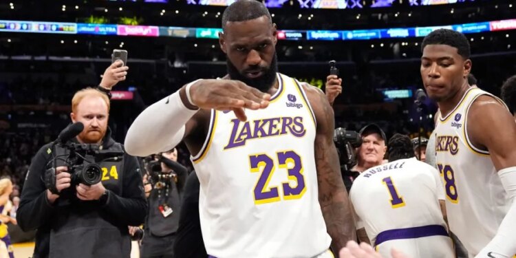 LeBron James to play another season, but not with the Lakers: Report