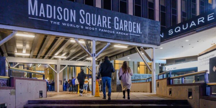 Niantic man dies after fall at Madison Square Garden concert