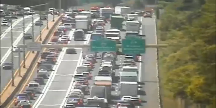 Tractor-trailer crash closes I-91 South in Windsor