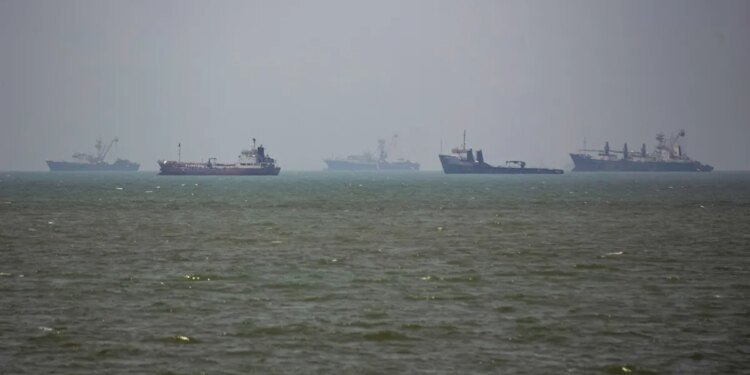U.S. launches new strikes against Iran, revokes oil sales permit after 3 ships attacked in Strait of Hormuz