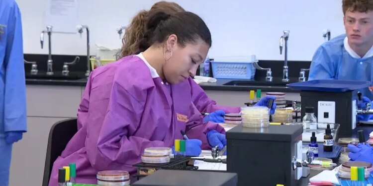 High school students get hands-on learning at Quinnipiac's college-level microbiology camp