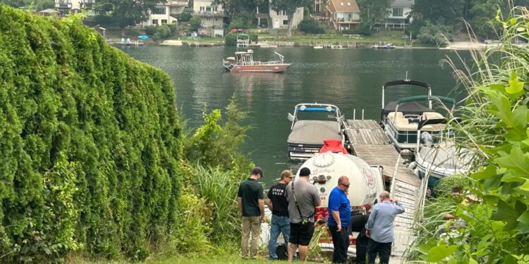 Propane truck enters Candlewood Lake in New Fairfield: DEEP