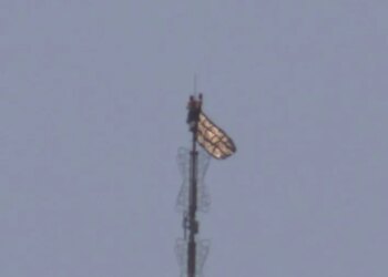 People fly banner from atop Empire State Building spire, appear to get engaged