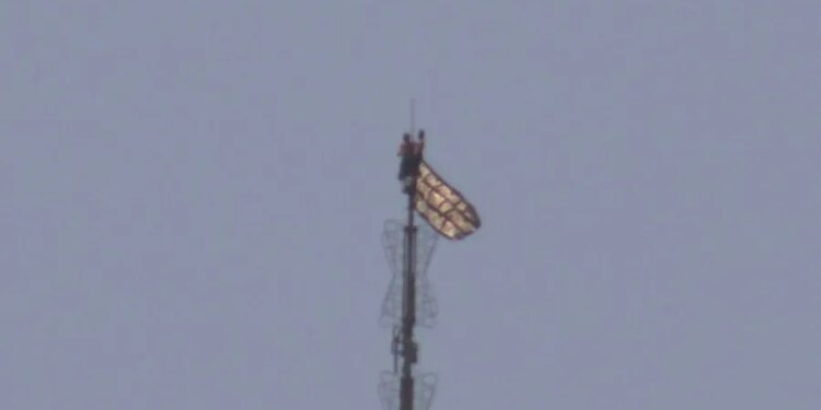 People fly banner from atop Empire State Building spire, appear to get engaged