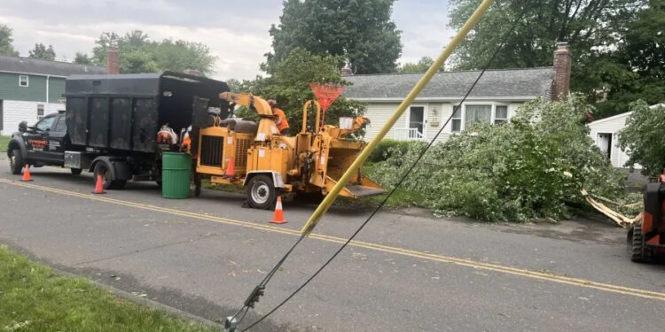 Thousands still without power as Connecticut begins storm cleanup