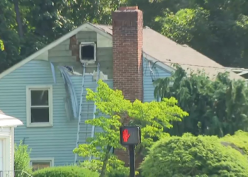 House fire closes Park Road in West Hartford