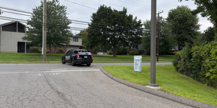 2 officers shot, suspect dead after shooting in Newington
