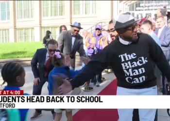 Community group cheers on kids returning to school in Hartford