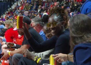 Connecticut Sun celebrate Tina Charles, beat Chicago Sky at Mohegan Sun Arena