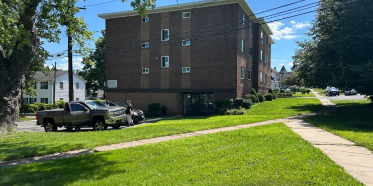 ‘We are fed up': Middletown tenants push for repairs at apartment building
